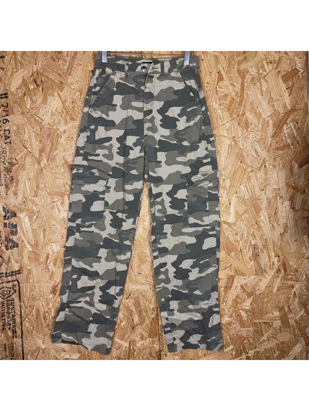 Refuge Womens 9 10 Camo Cargo Pants Used